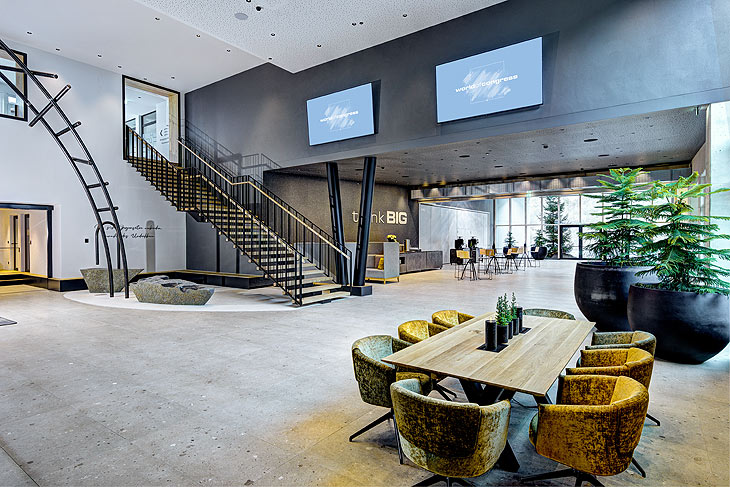 World of Congress: Das Foyer mit sieben Metern Raumh&ouml;he und den Kunstwerken von Herbert Golser (Himmelsleiter, Springbrunnen, Sitzstein) (&copy;Foto: Gut Brandlhof) 